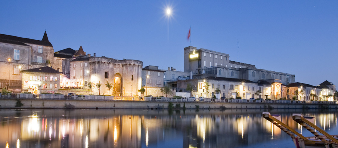 quais de cognac, nuit, france