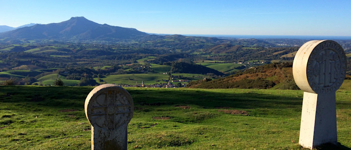 Stèles oratoire Aubépines à Ainhoa