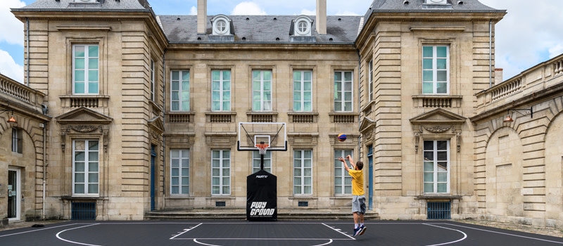 Exposition Playgroud-le design des sneakers, madd-Bordeaux©Alastair Philip Wiper-un terrain de basket-ball dans la cour d'honneur du musee-800