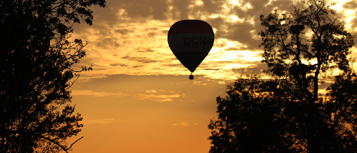 Montgolfière au coucher de soleil