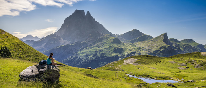 Randonneuse au pied du Pic de Midi d'Ossau