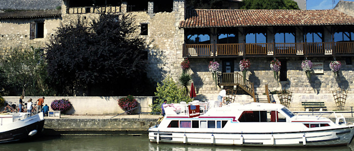 Bateau de plaisance sur la Baise port de Nerac Lot-et-Garonne (47)
