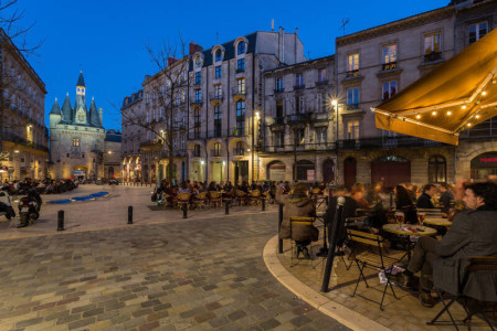 Bordeaux, place du palais, terrasses de nuit