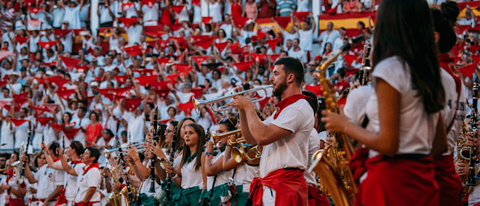 Die Bandas spielen hören