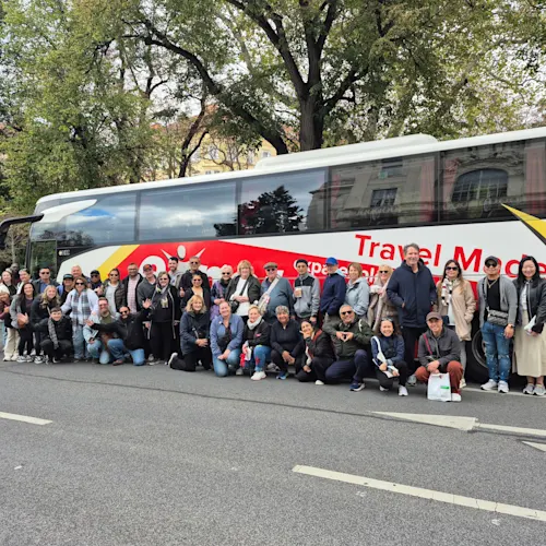 expat-explore-tour-leader-kinga-coach.group