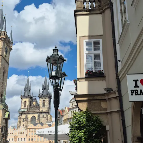 expat-explore-tour-leader-kinga-prague-church