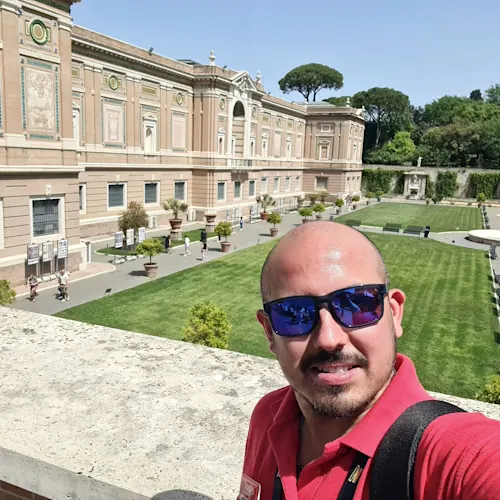 expat-explore-tour-leader-alessandro-palace