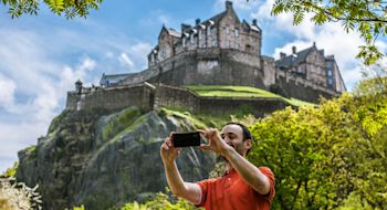 edinburgh-tourist-selfie-scotland-great-britain-tour