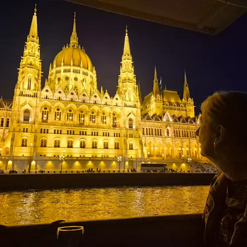 expat-explore-tour-leader-kinga-budapes-cruise