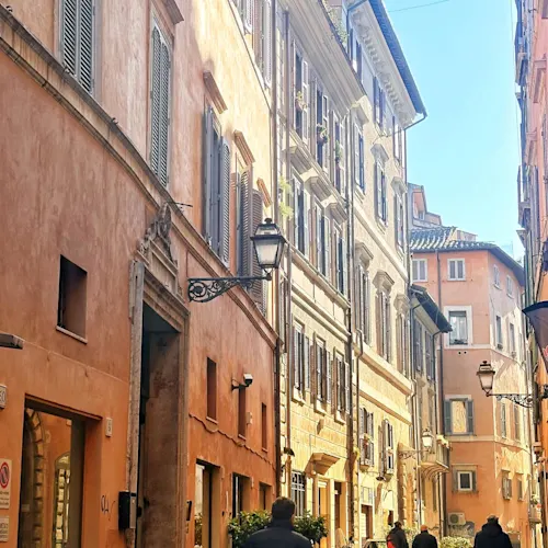 romeingwithsteph-stephanie-weber-tour-leader-travel-tips-street