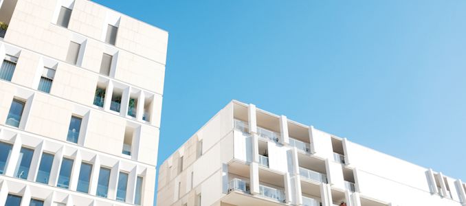Résidence d'habitation récente devant un beau ciel bleu