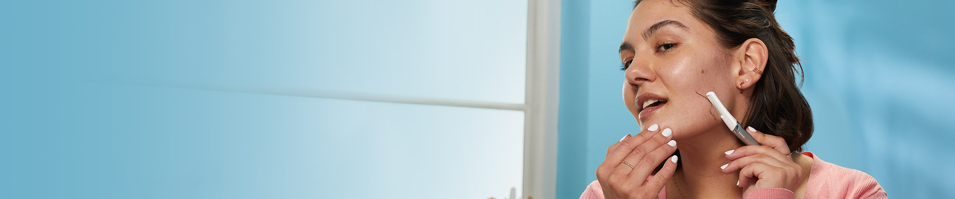 Donna che si rade il viso con il rasoio per dermaplaning Gillette Venus