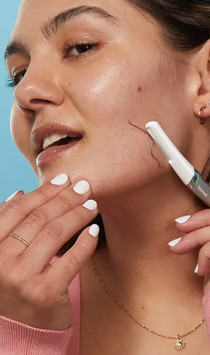 Donna che applica il rasoio Dermaplaning sul viso