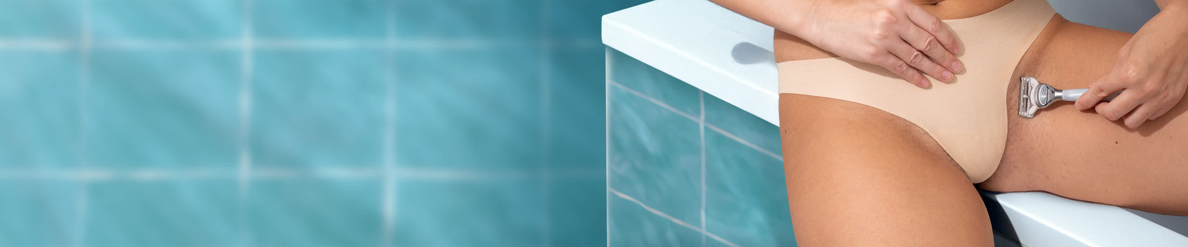 Donna in biancheria intima rosa che si rade la zona bikini