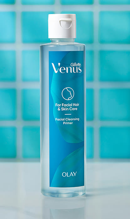 Flacone del prodotto Gillette Venus Facial Hair & Skin Primer su sfondo blu