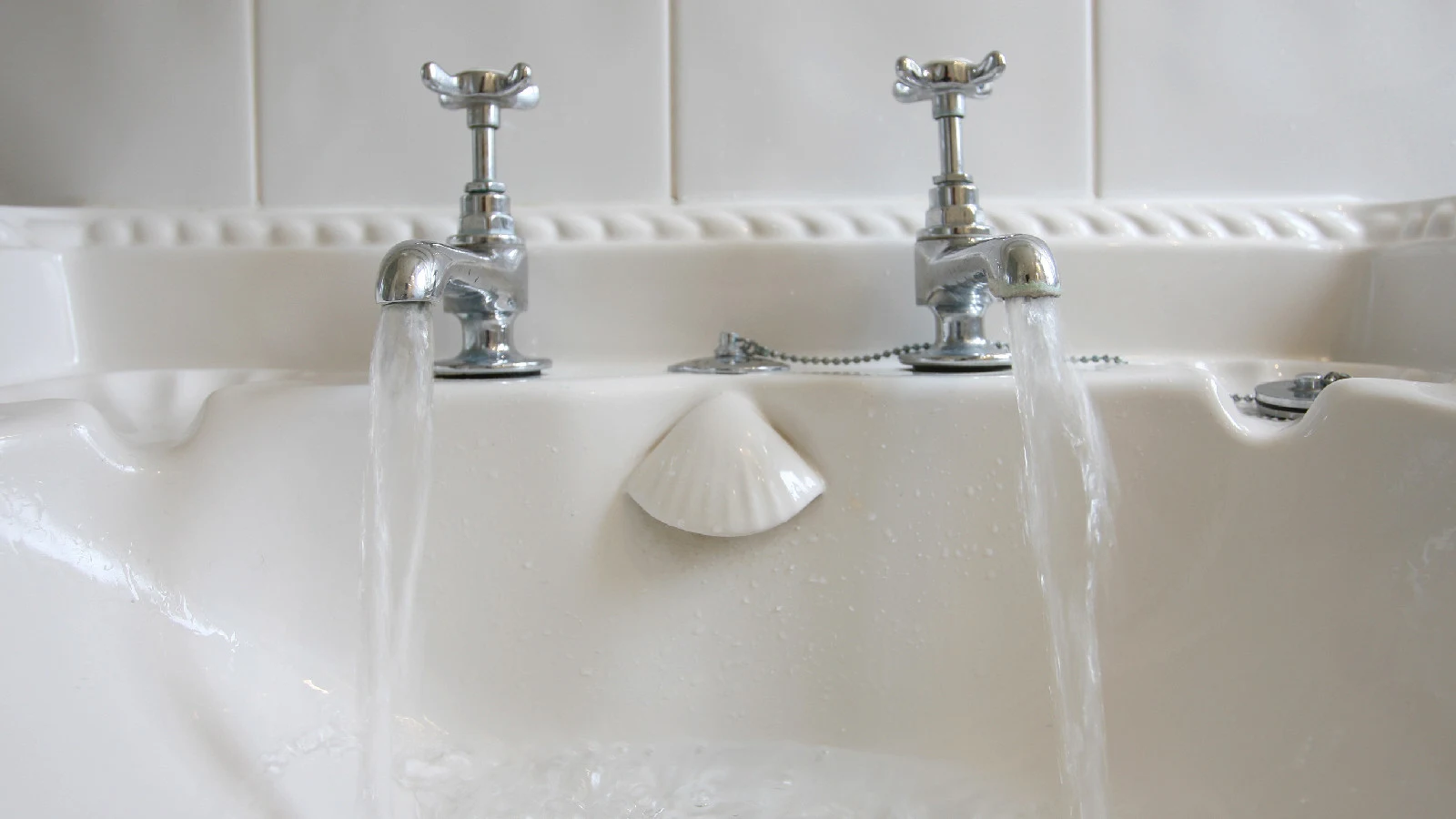 Vasca da bagno con acqua corrente