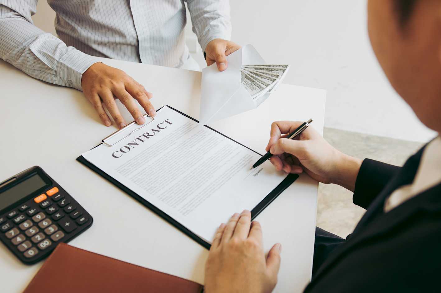 entrepreneurs-are-signing-a-contract