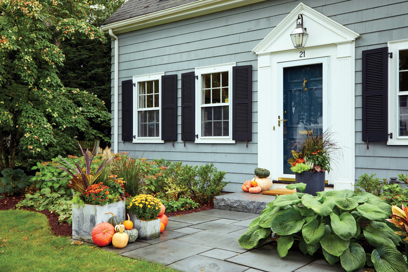 GG188 SW Susan Nock fall front entry design: Layer sizes for interest This group of containers is all made of the same material for a cohesive look but is still visually interesting because there are different sizes and shapes.