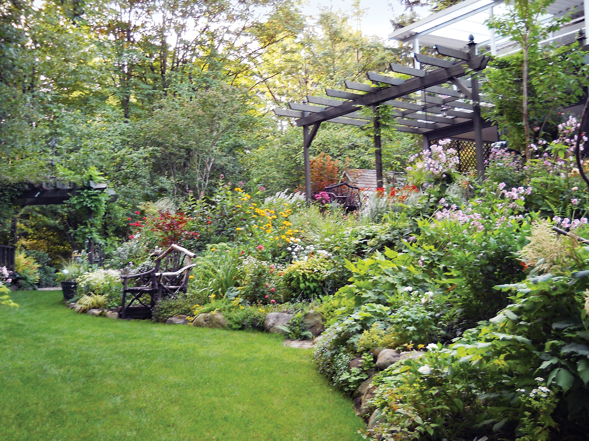 GG186 FG Summer garden bed photo ctsy staunton: By summer, a new cast of characters takes
center stage; Nadine pulls the forget-me-nots and other fading annuals to allow summer perennials to fill in.