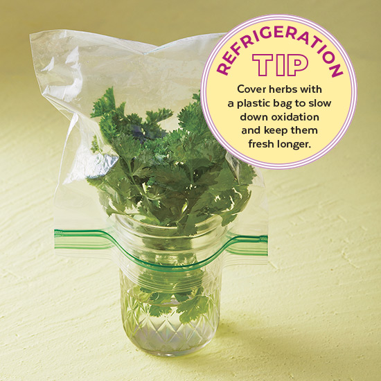preserve herbs in the refrigerator: Cover fresh herbs with a plastic bag to slow down oxidation and keep them fresh longer in the refrigerator.