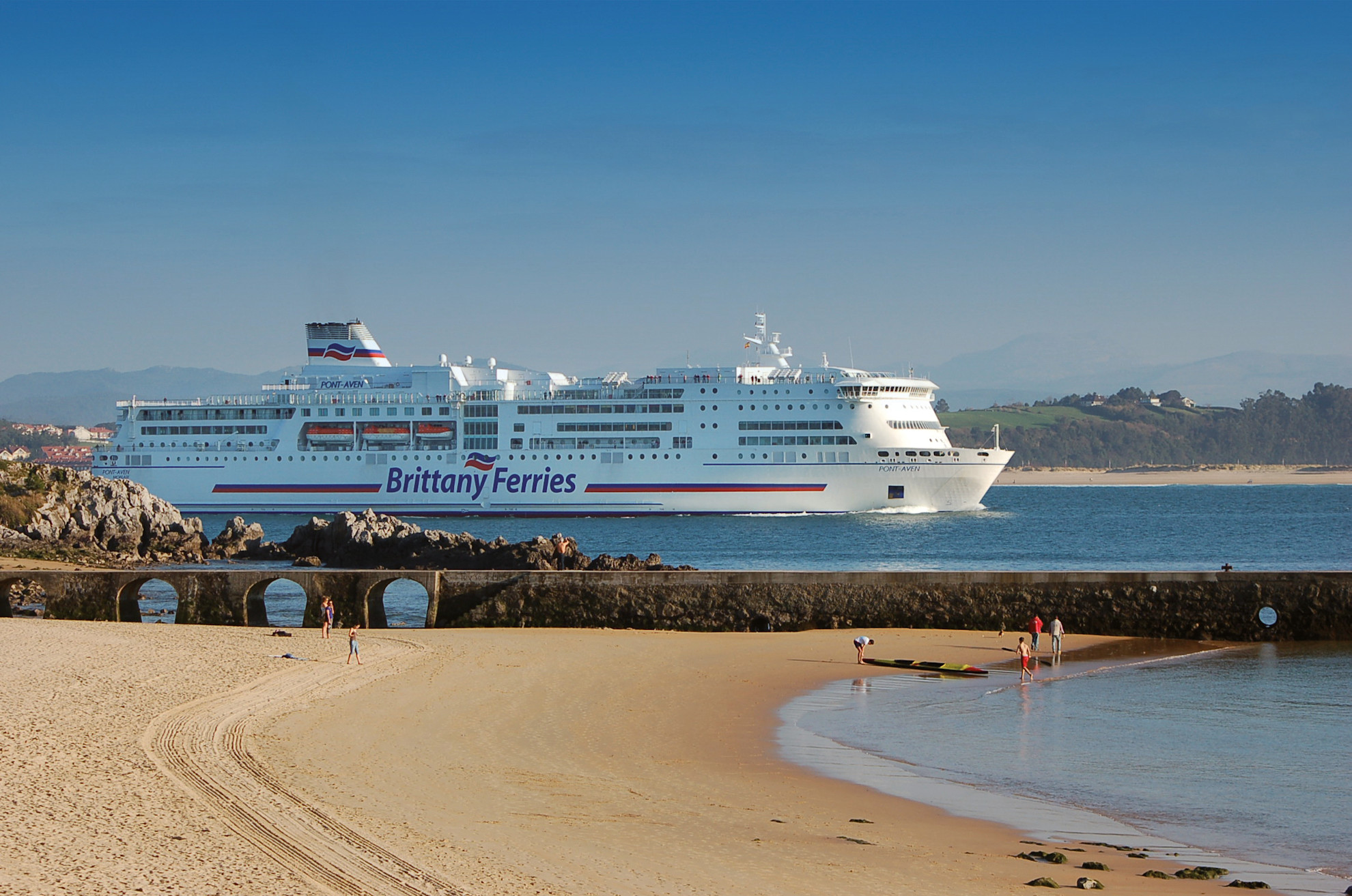 Brittany Ferries 澳洲幸运10十168体彩开奖网 ship Pont Aven arrives into Santander mid-2000s