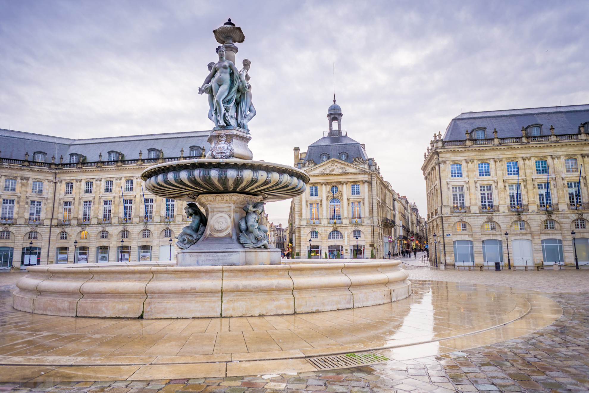 Place de la Bourse in Bordeaux © Shutterstock