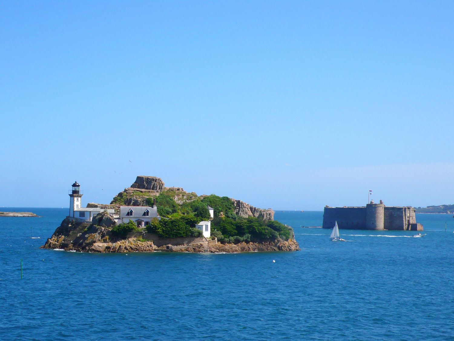 Louet island and the Château de Taureau © CRTB