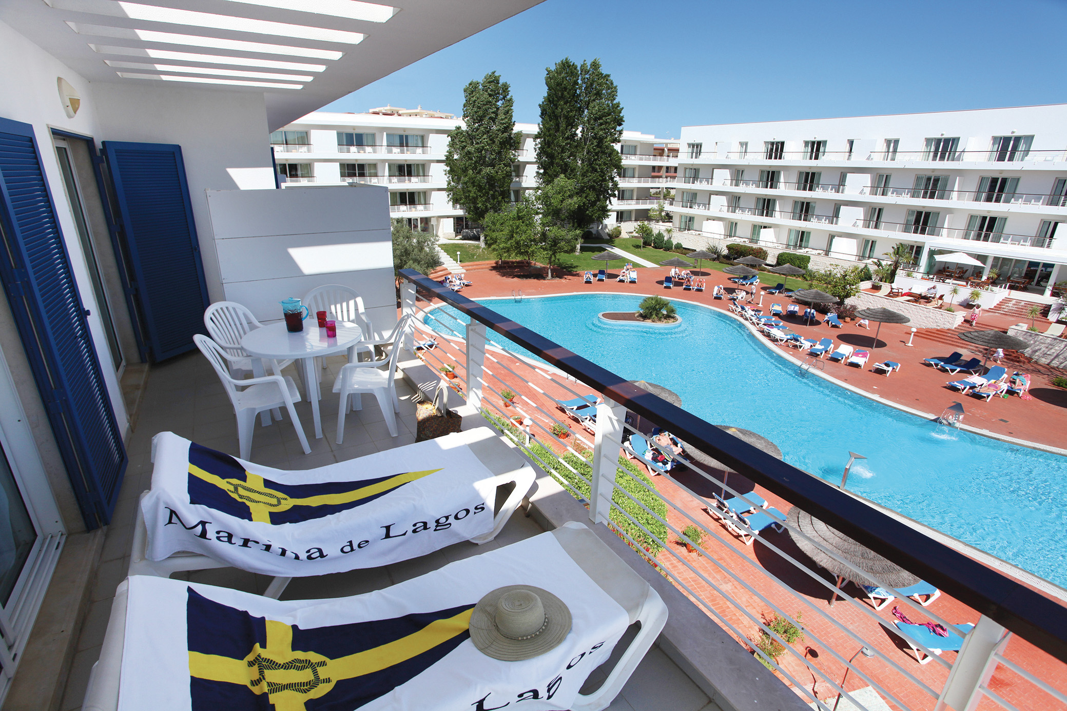 XP8006 - Marina Club Lagos Resort right alongside the stunning Marina de Lagos, home to expensive yachts and motor cruisers where you can relax with a drink and watch the world go b