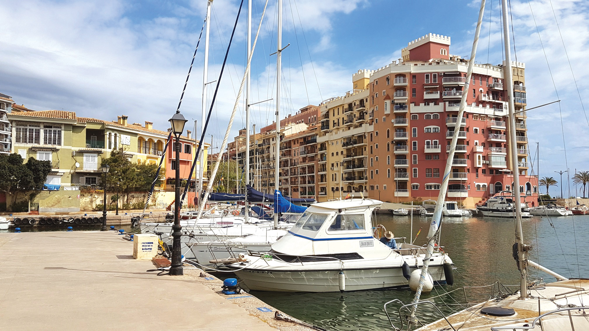 Apartamentos Valencia Port Saplaya - These charming apartments are in 3 adjoining buildings alongside a sandy beach in the purpose-built marina of Port Saplaya.