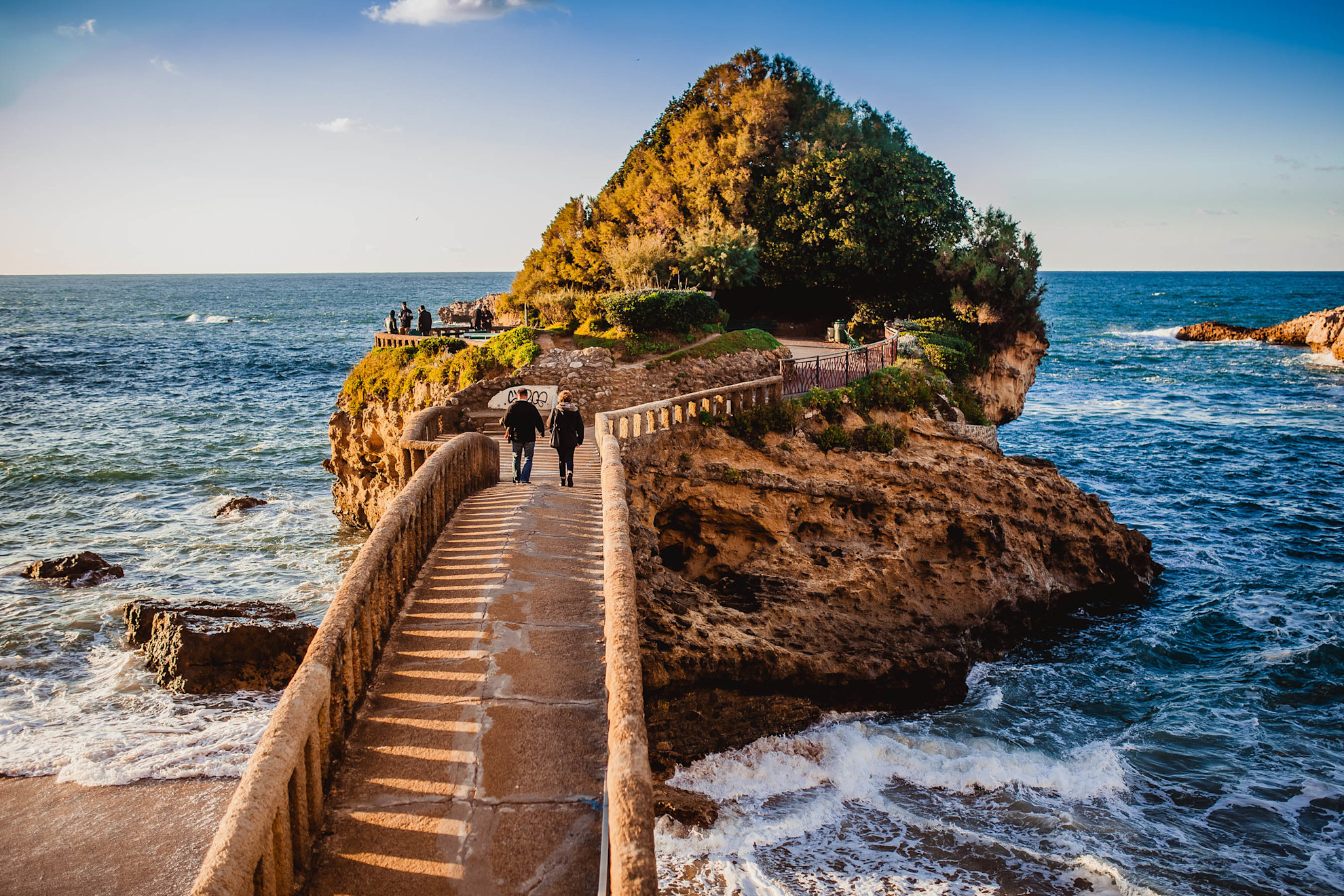 Le "Rocher de la Vierge" relie la Grande Plage de Biarritz et le port de la ville