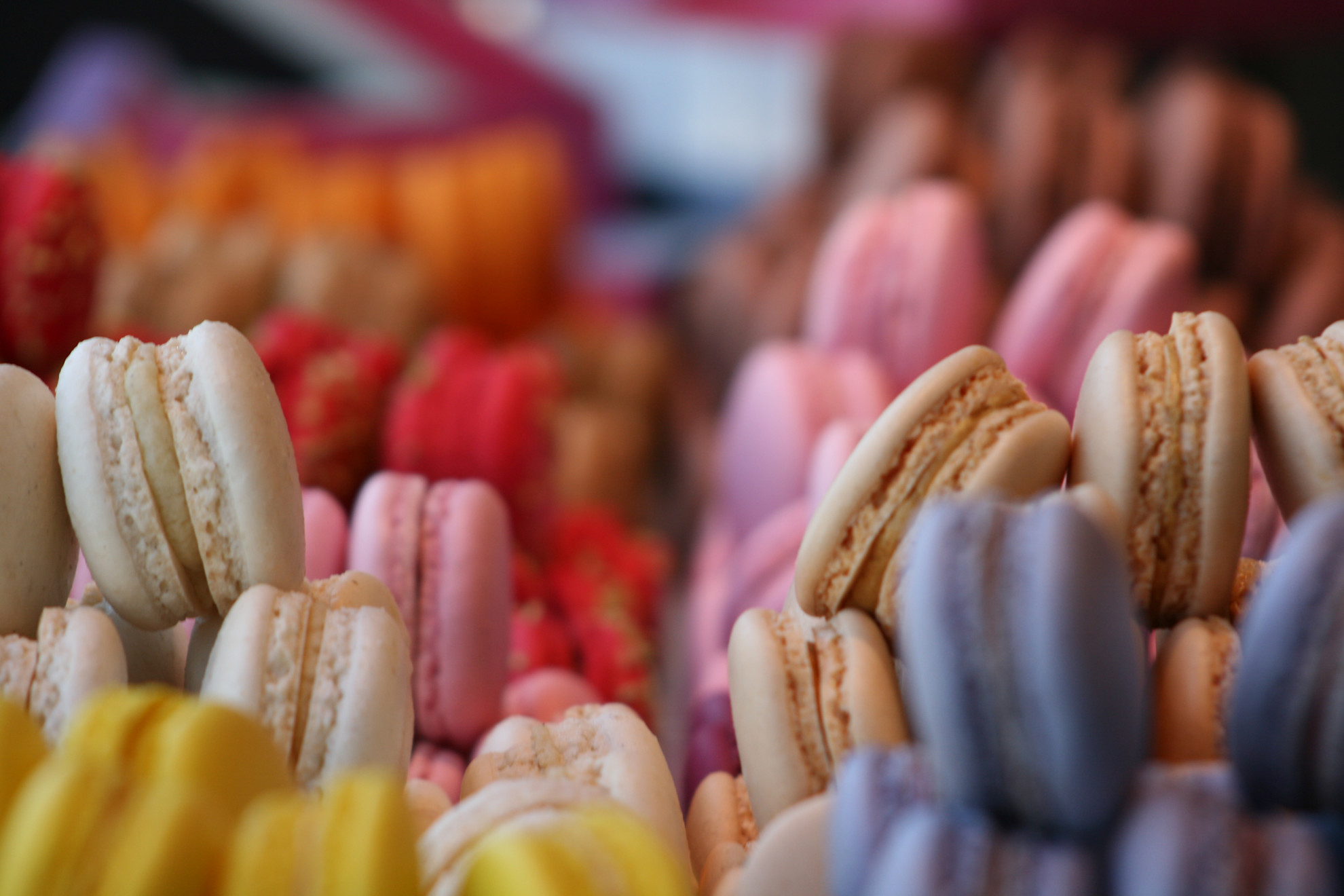 Delicious brightly-coloured macarons © Somme Tourisme PC