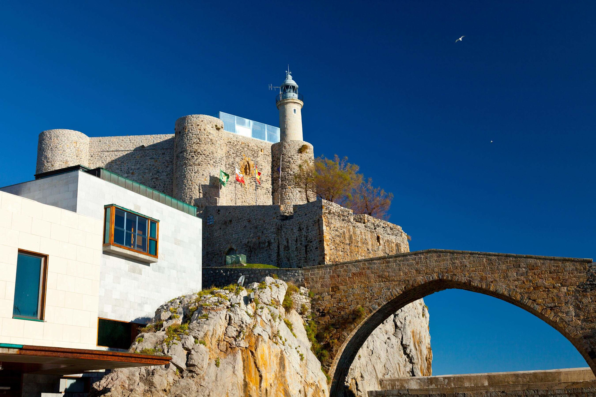 Puente medieval y Faro del Castillo de Santa Ana, Castro Urdiales, Mar Cantábrico, Cantabria, España