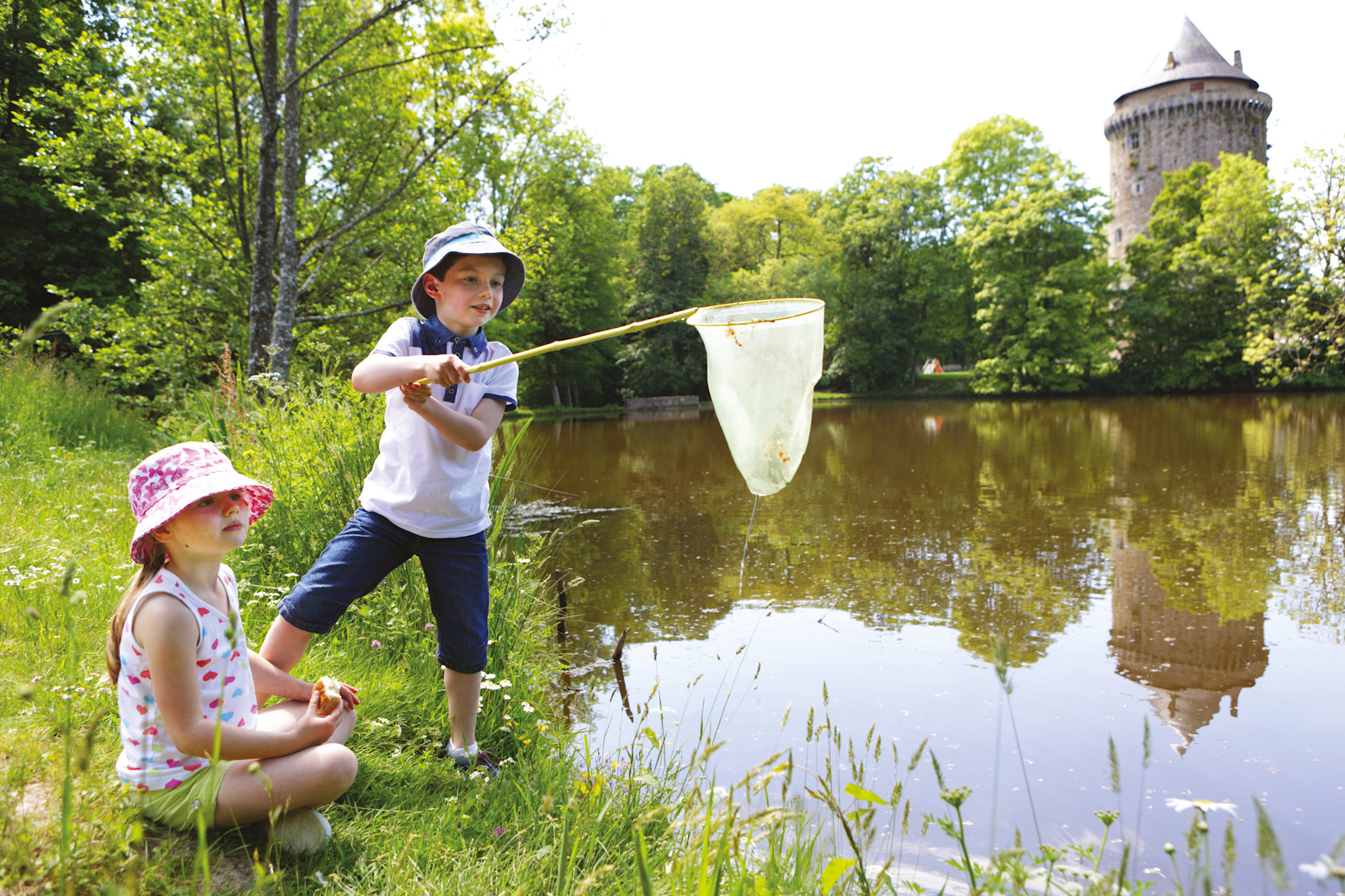 Children playing by the lake in front of the château at Grand Fougeray
