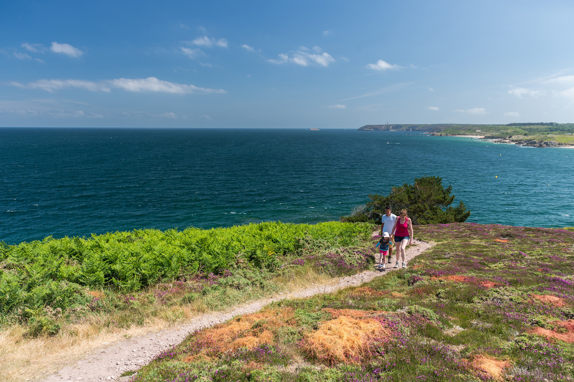 Walking along Brittany's GR34 coastal path at Pointe aux Chèvres, Frehel © Emmanuel Berthier, BRTC