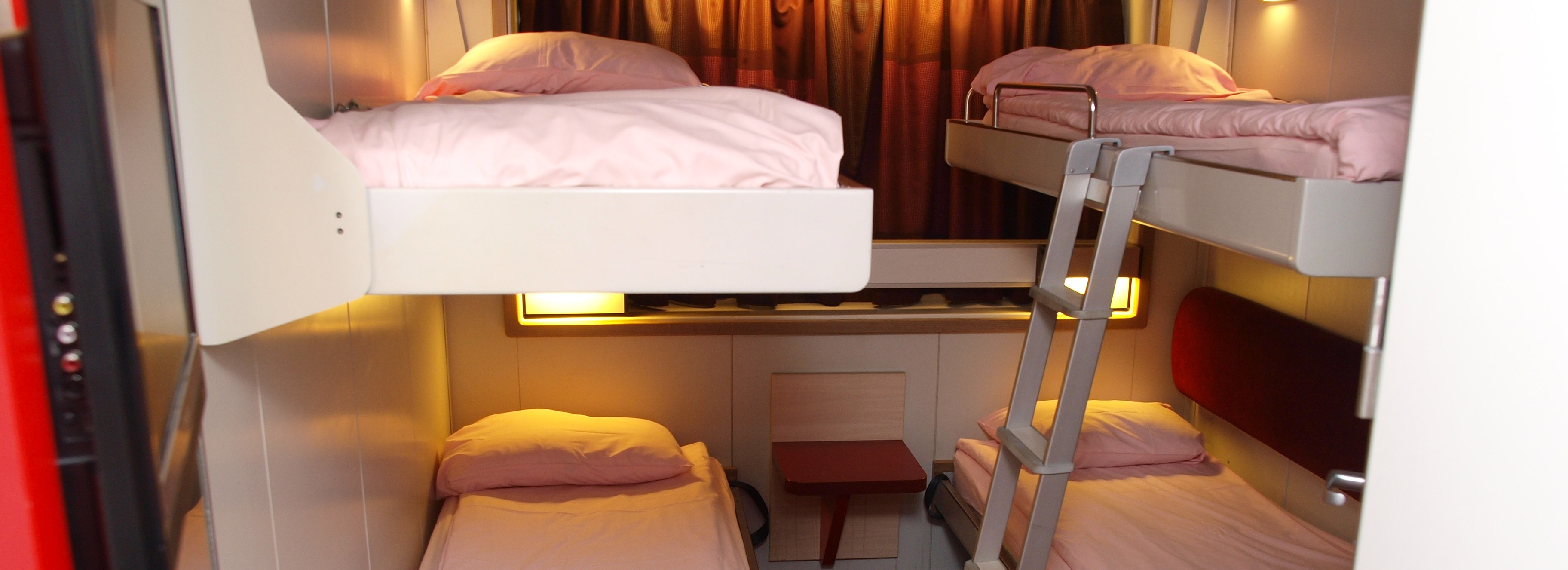 Cette cabine peut accueillir jusqu'à 4 personnes.