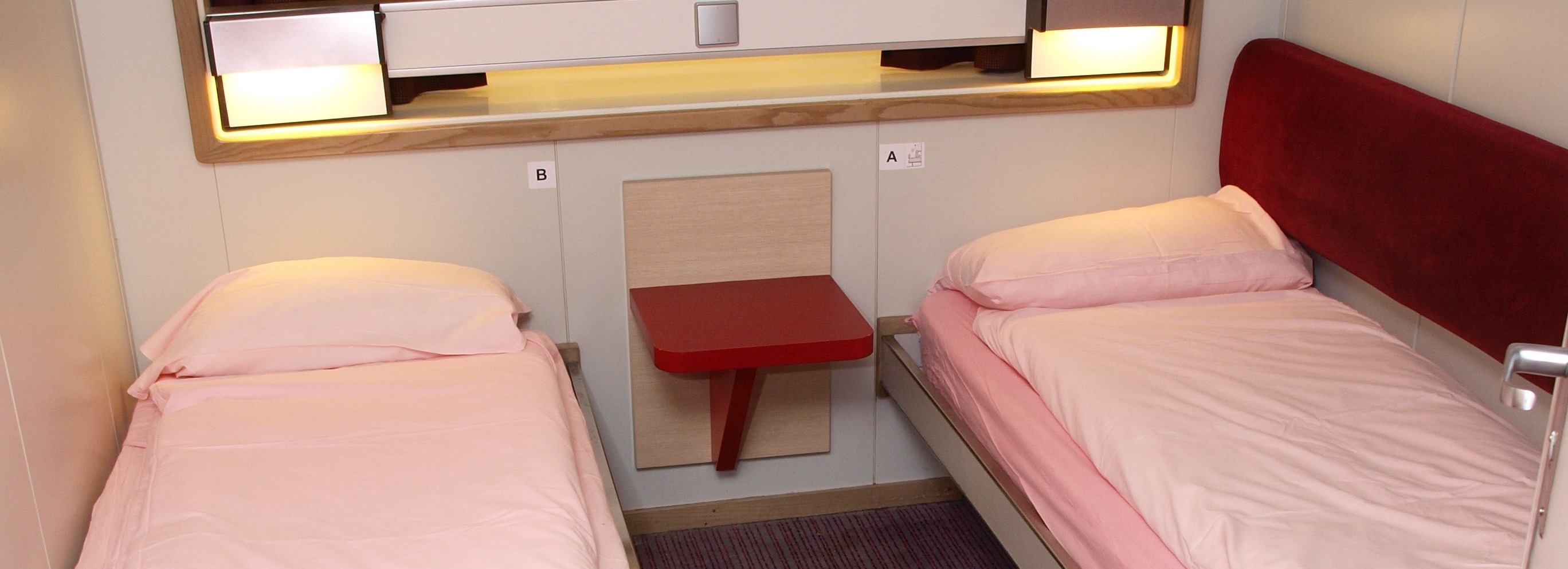 En traversée de jour comme de nuit, votre cabine, espace intime et privatif, vous permet de vous détendre et d’arriver pleinement reposé à destination.