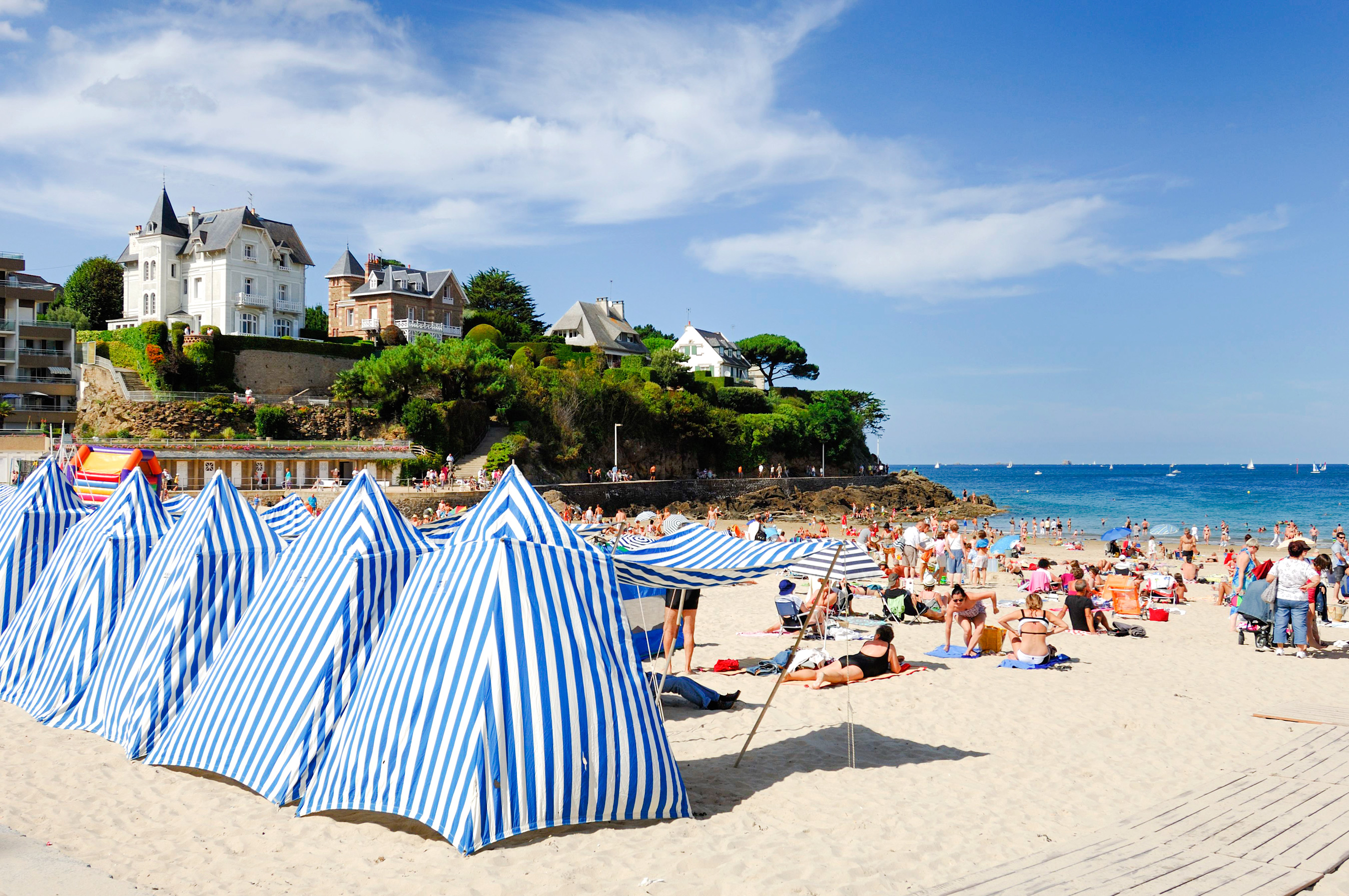 Blue and white beach huts at Dinard's Plage de l'Ecluse © Yannick le Gal, BRTC