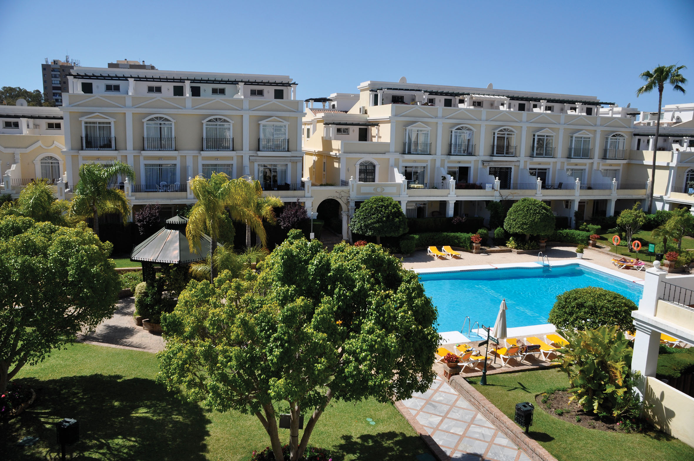Aloha Gardens, built on several levels in the style of a large Andalucian village, this great complex is close to the golf course in Nueva Andalucia, 6k from Marbella town and 2k from the ever popular Puerto Banus.