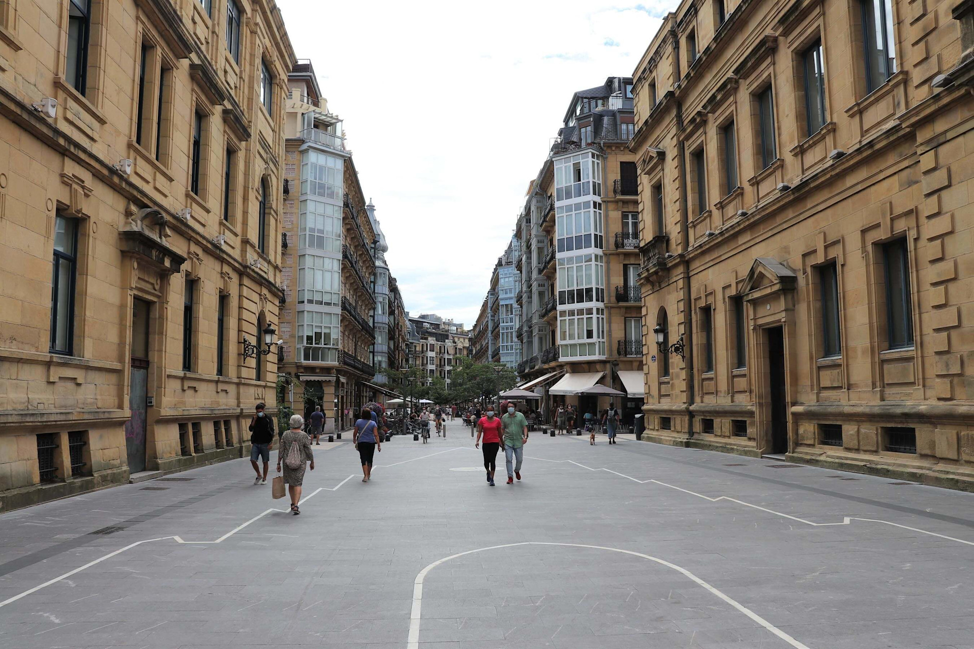Discover the trendy Reyes Católicos street, home to the best restaurants