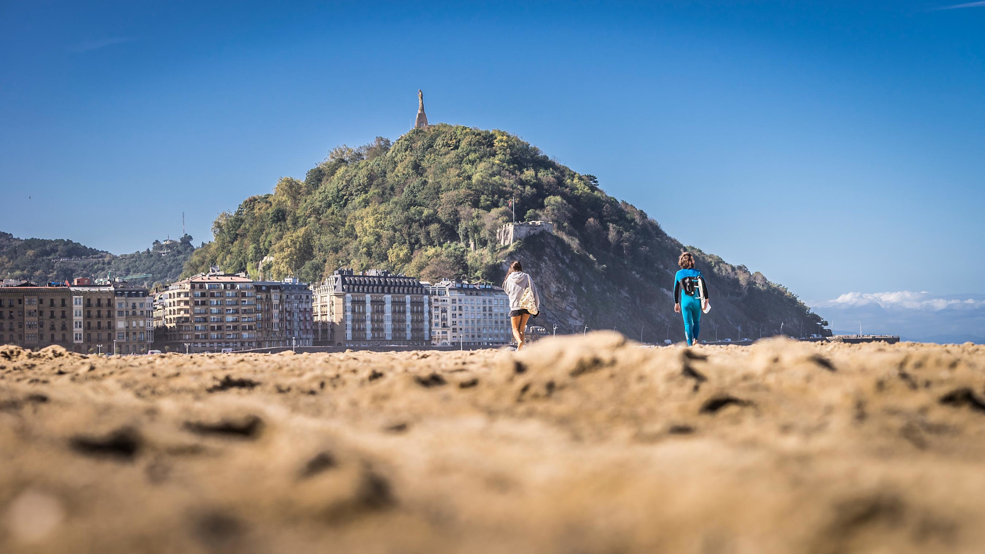Looking at Mount Urgull from Zurriola beach © @donostiaturismoa