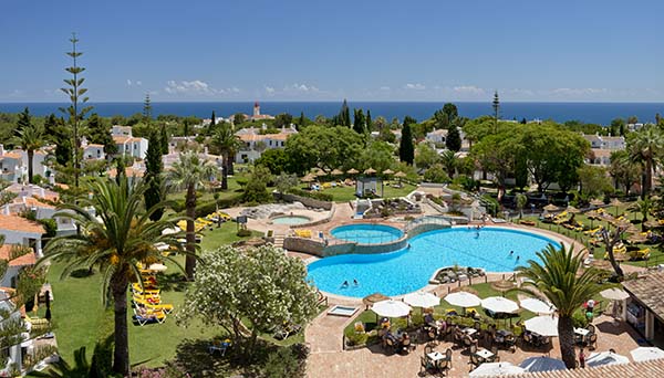 Rocha Brava Village Resort is a fabulous complex set on the cliffs 3k east of Carvoeiro and just 1k from the nearest beach.