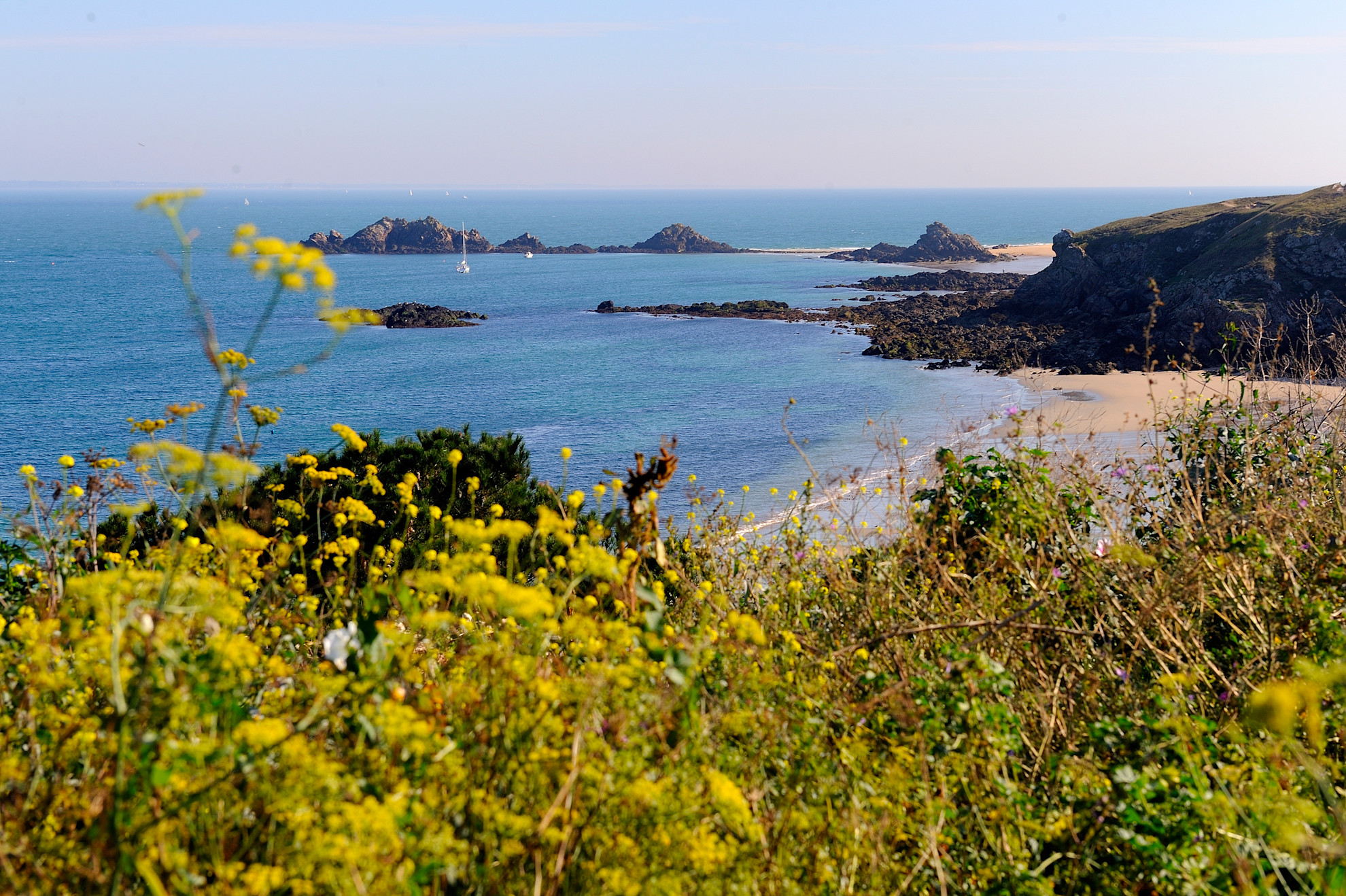 Pretty coastline at Ile de Houat off the coast of Brittany © Ronan Gladu, BRTC