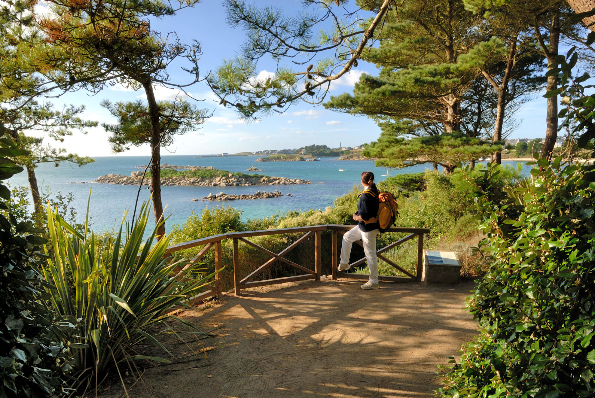 Woman enjoying the scenic view from the Ile de Batz © Yvon Boëlle, BRTC
