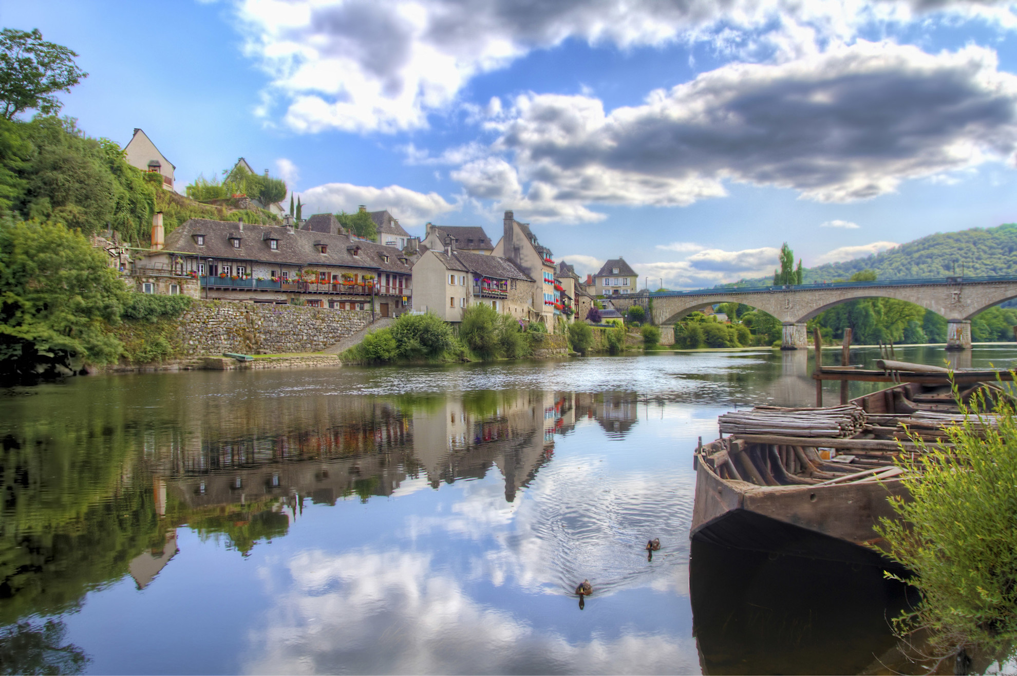 Looking along the river Dordogne at Argentan © Shutterstock