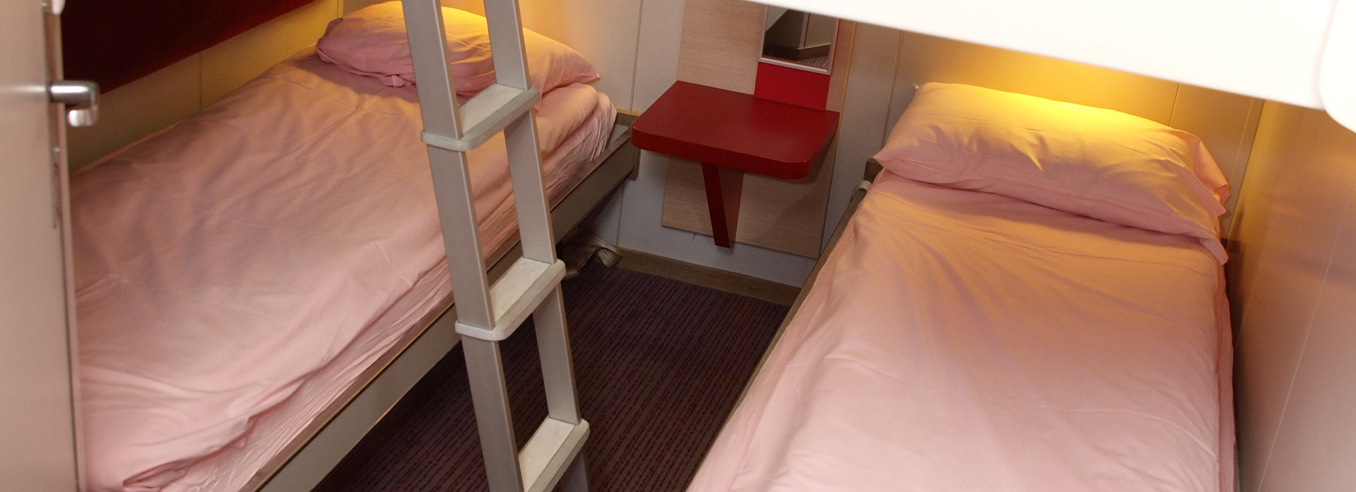 Cette cabine peut accueillir jusqu'à 4 personnes.
