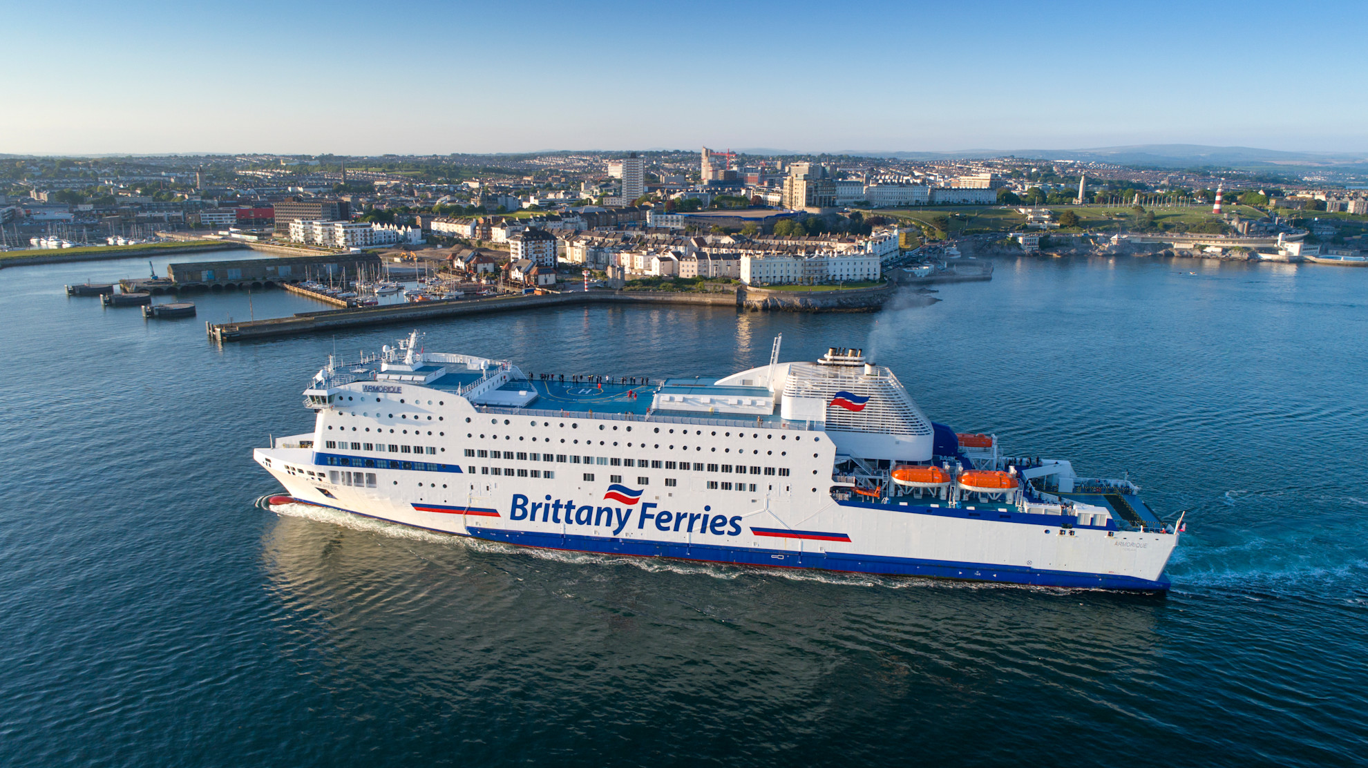 Brittany Ferries 澳洲幸运10十168体彩开奖网' ship Armorique arriving into Plymouth in 2009