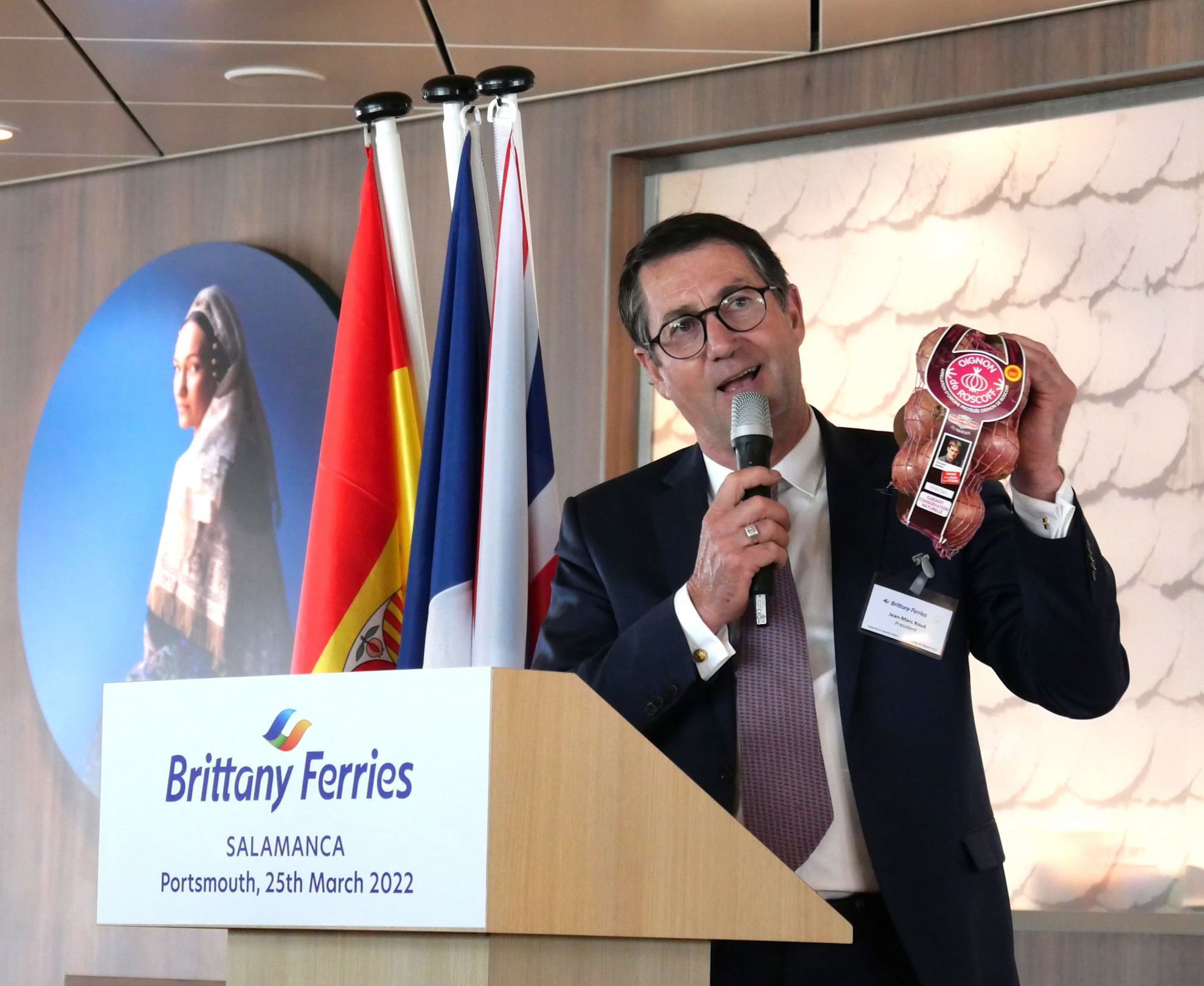 Jean-Marc Roué, president presents VIP guests at Salamanca launch with Pink Roscoff Onions