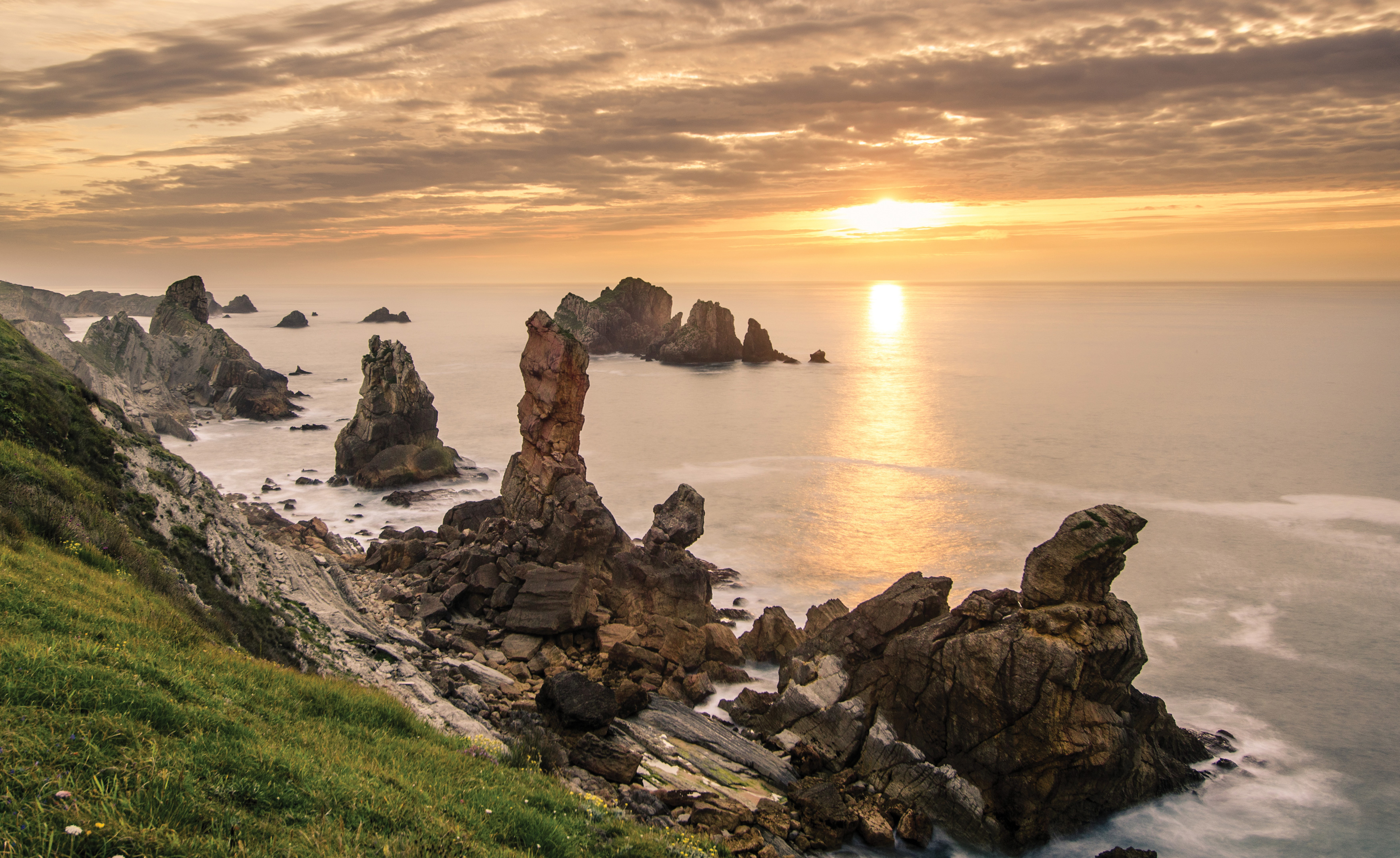 Sunset seascape in Asturias © Shutterstock