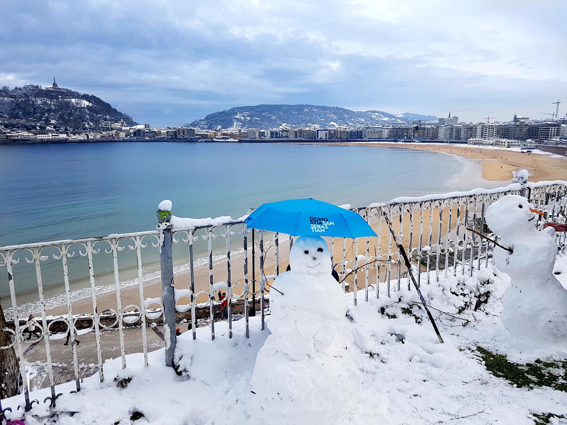 Snowmen beside the beach in winter © @donostiaturismoa