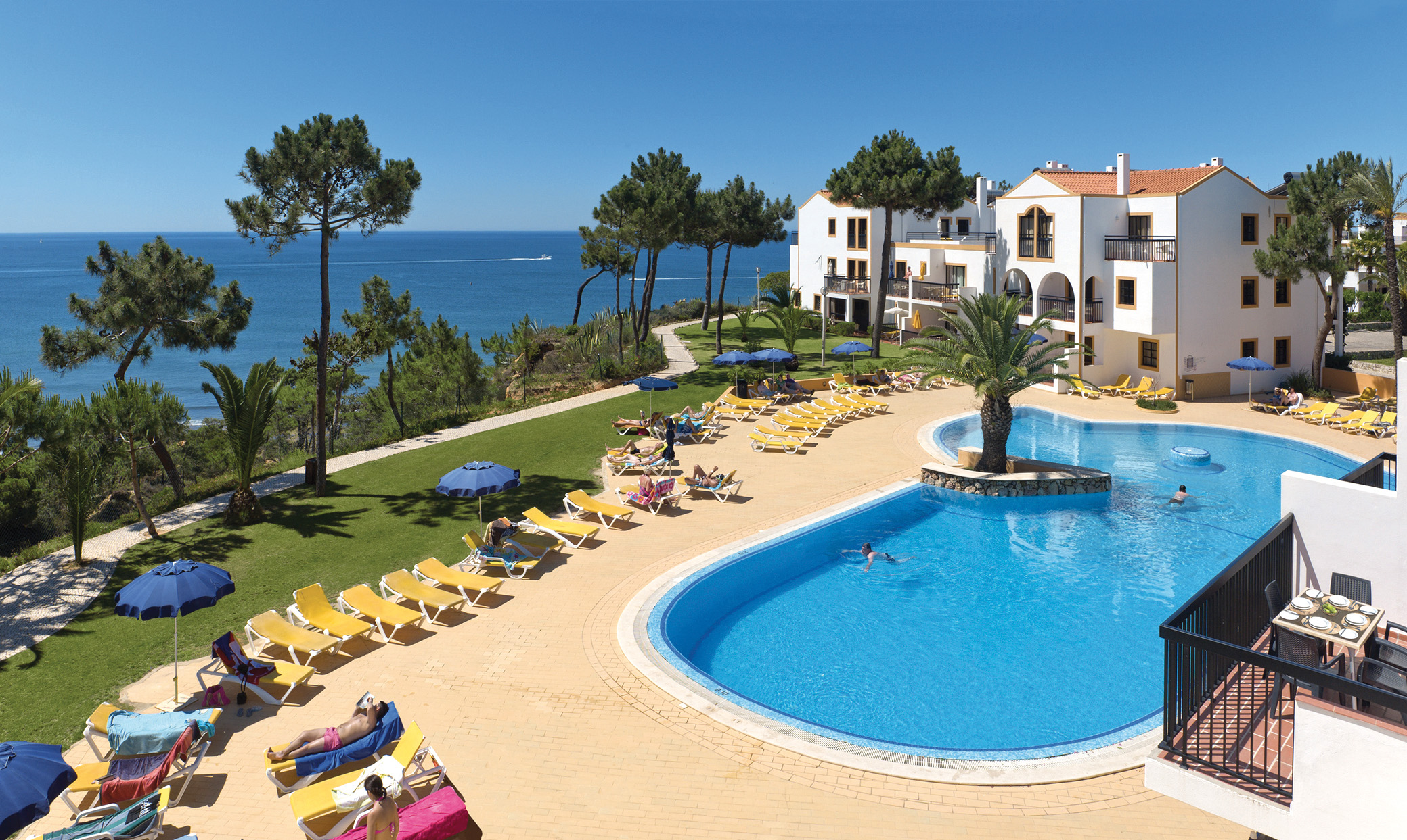 Alfagar Village, Algarve - In a cliff-top location with beautiful gardens and stunning views out over the Atlantic